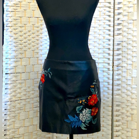 Leather Floral Embroidered Mini Skirt - Guess❓🌹 - Picture 3 of 11
